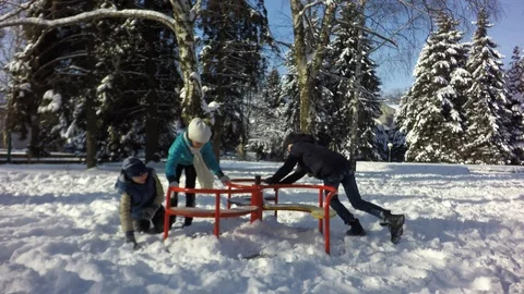 Three children are not riding a merry-go-round. 库存影片 88243077
