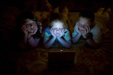 Three children in the dark Foto stock