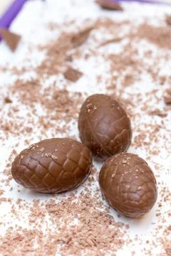 Three chocolate easter egg on the cake Foto stock