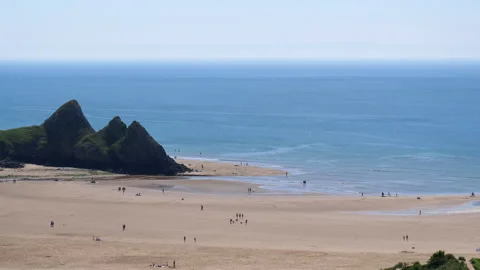 Three Cliffs Bay beach in South Wales, panning left. 動画素材 311519772