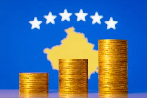 Three coins stacks from lowest to highest on background of flag of Kosovo Stockfoto's