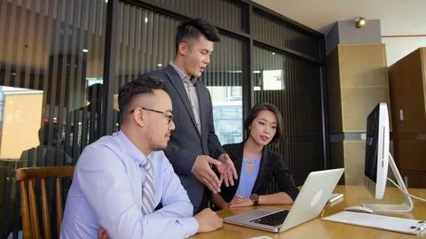 Three Colleagues Brainstorming 動画素材 106223319