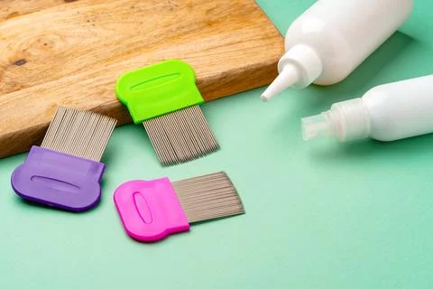 Three combs for lice removing on green background Stockfoto's