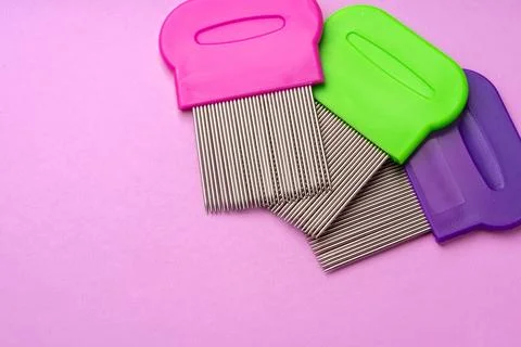 Three combs for removing lice and nits on lilac background Stockfoto's