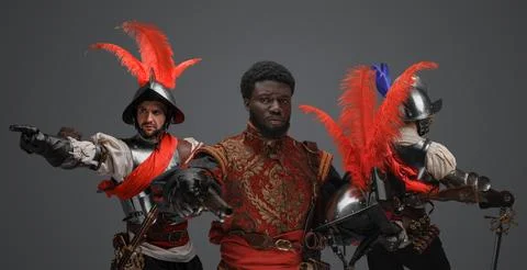 Three conquistadors with plumed helmets and flintlock guns 库存照片