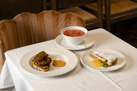 Three-Course Meal Served on White Tablecloth Foto stock