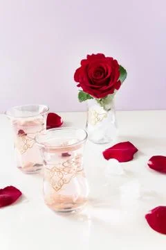 Three cup Refreshing Rose water lemonade with ice cubes and Rose flower petal Foto stock