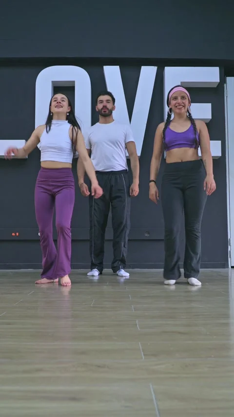 Three Dancers Practicing Choreography In Studio. 動画素材 332522383