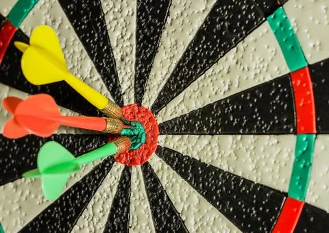 Three darts in the center of the target Foto stock