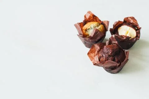 Three different muffins on a white background. Chocolate, bluberry and browni Foto stock