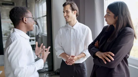 Three diverse colleagues a Black man, an Indian woman, and a White man Vidéo 335761774
