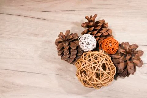 Three dried ripe opened cedar cones and three wicker balls Foto stock