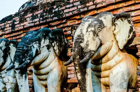 Three elephant statues are standing next to each other Stock Photos