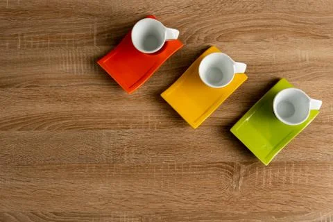 Three empty cups of coffee on desk on right corner Foto stock