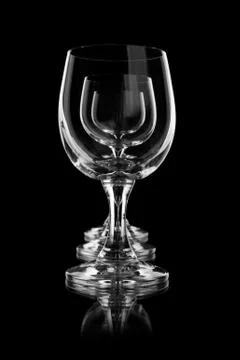 Three empty wine glasses on black in a row Foto stock