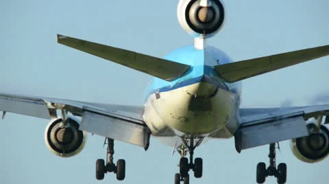 Three engine airplane landing backview 11009 Vidéo 26565965