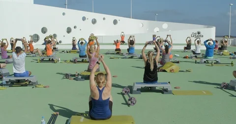 Three female Instructors taking a weight training class. Vídeo Stock 86127783