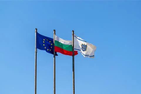 Three flags waving in the wind: EU, Bulgaria and Varna city coat of arms. Foto stock
