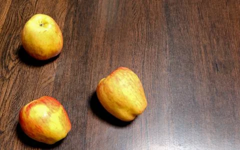 Three fresh apples difference colors on wood table Foto stock