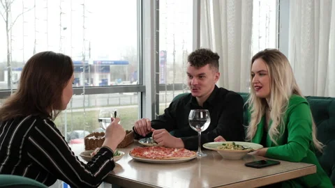 Three friends chat over lunch 库存影片 200838368