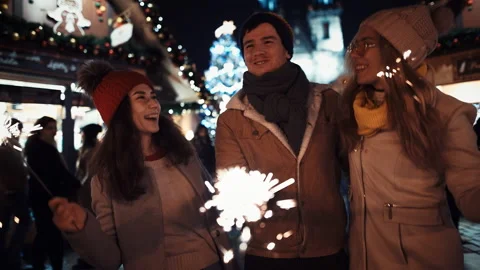 Three Friends Funny Dancing in the middle of the street in the lights of a Vídeo Stock 220634196