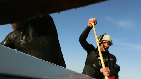 Three friends have fun canoeing on the ocean. Vídeos de archivo 88405819