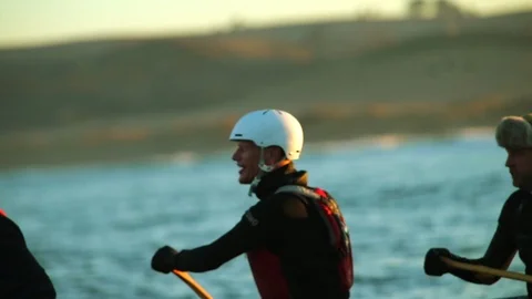 Three friends have fun kayaking on the ocean. 스톡 동영상 88405692