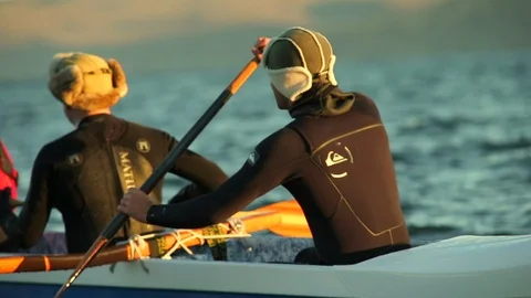 Three friends have fun kayaking on the ocean. Vidéo 88438501