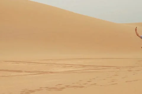 Three friends lost on the desert Stockbeeldmateriaal 10839908