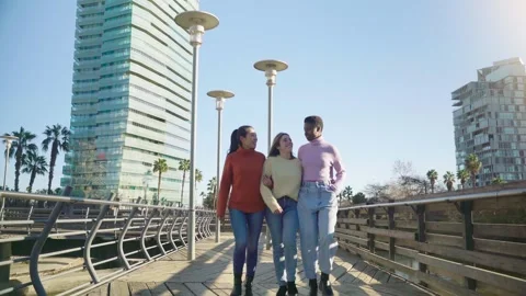 Three friends walking having fun together in the city. Vídeos de archivo 292897299