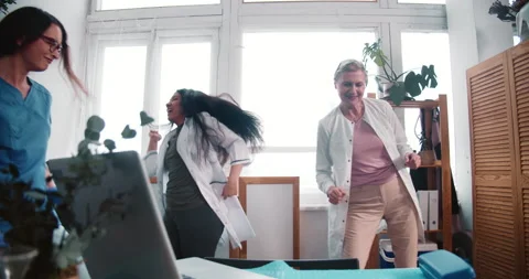 Three fun happy multiethnic female doctors dance together at work lab Vidéo 150846239