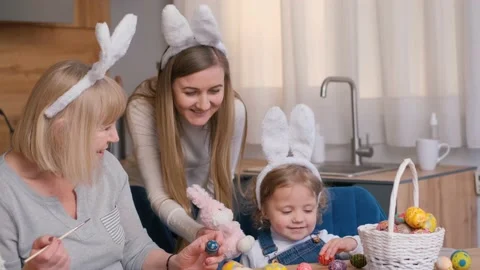 Three Generations of Women during pointing Esther Eggs together. Vídeo Stock 236420697