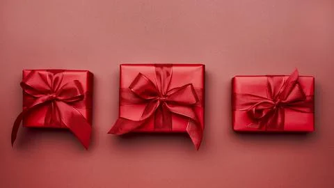 Three gift box with red ribbons Foto stock