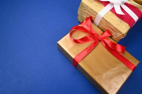 Three gift packages on a blue background, top view Foto stock