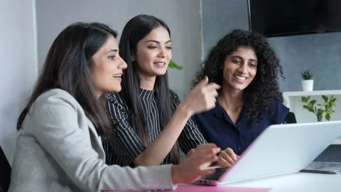Three girl explaining new project in teamwork discussion. Stock Footage 170423108