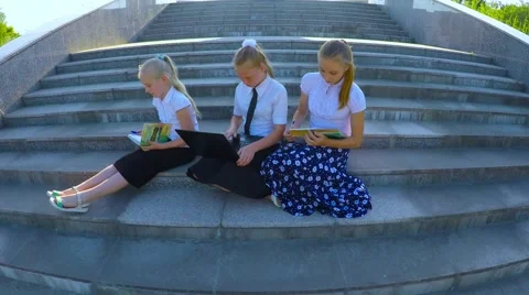 Three girl students doing lessons on the steps Video stock 51604660