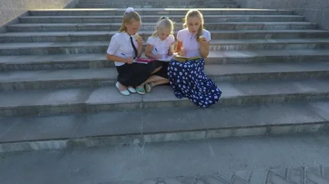 Three girl students doing lessons on the steps and eat ice cream. Stock-Footage 51604812