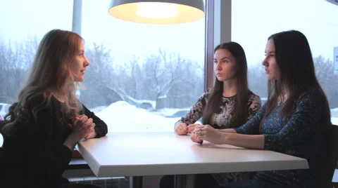 Three girlfriends talking in cafe in the winter Vidéo 60721259