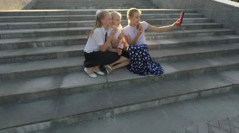 Three girls students do self on the steps and eat ice cream. Stock-Footage 51604737
