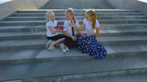 Three girls students do self on the steps and laugh. 스톡 동영상 51604782