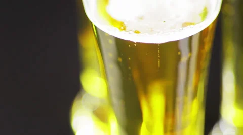 Three glasses of beer rotate, bubbles rise Video stock 39720127