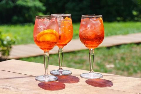 Three glasses or refreshing orange spritz cocktails with ice and citrus sli.. Stock-Fotos