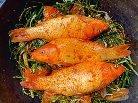 Three goldfish will be cooked "arsik" Stock-Fotos