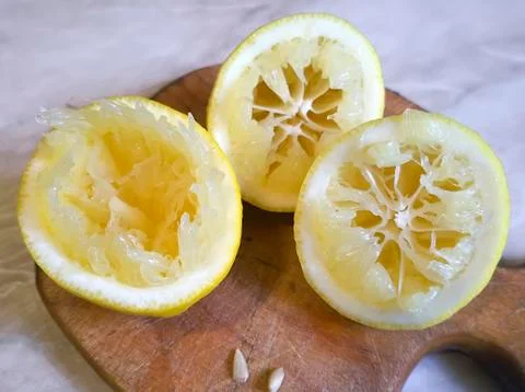 Three half squeezed lemon Foto stock