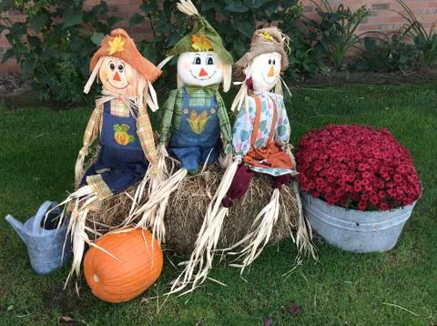 Three Halloween scarecrows Stockfoto's