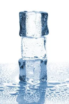 Three ice cubes in stack Three ice cubes in stack with water drops isolate... 스톡 사진