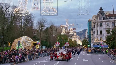 Three Kings Parade marching along illuminated avenue in Oviedo, Spain 库存影片 347451791