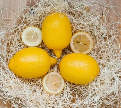 Three lemons, close-up in the straw Foto stock