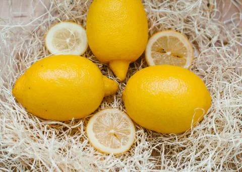 Three lemons, close-up in the straw Foto stock