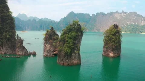 Three limestone rocks Three Brothers at Cheow Lan Lake, Khao Sok National Park Vídeos de archivo 234898885